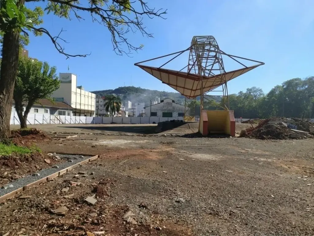 Obras de revitalização da Praça da Rede Ferroviária entram em nova fase