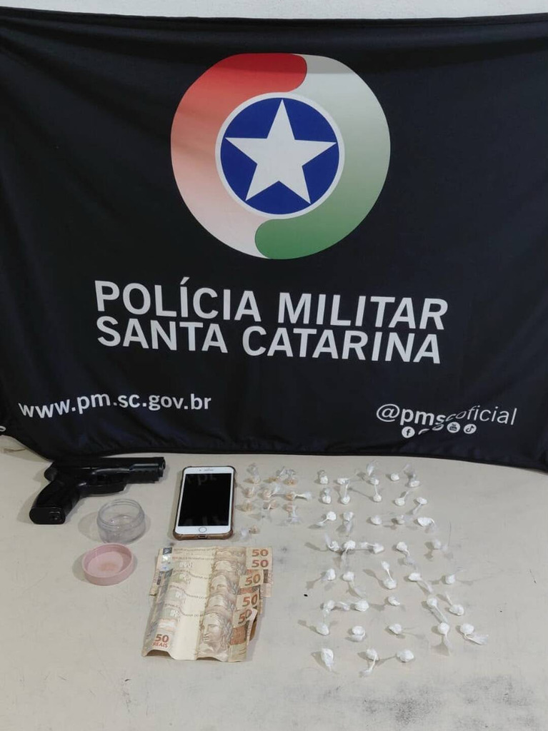 JOVEM DE 20 ANOS É PRESO POR TRÁFICO DE DROGAS EM PASSO DE TORRES