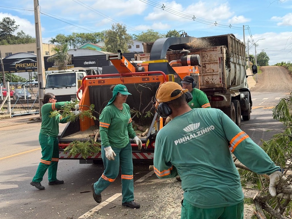 Triturador de galhos moderniza serviços e amplia reaproveitamento de resíduos em Pinhalzinho