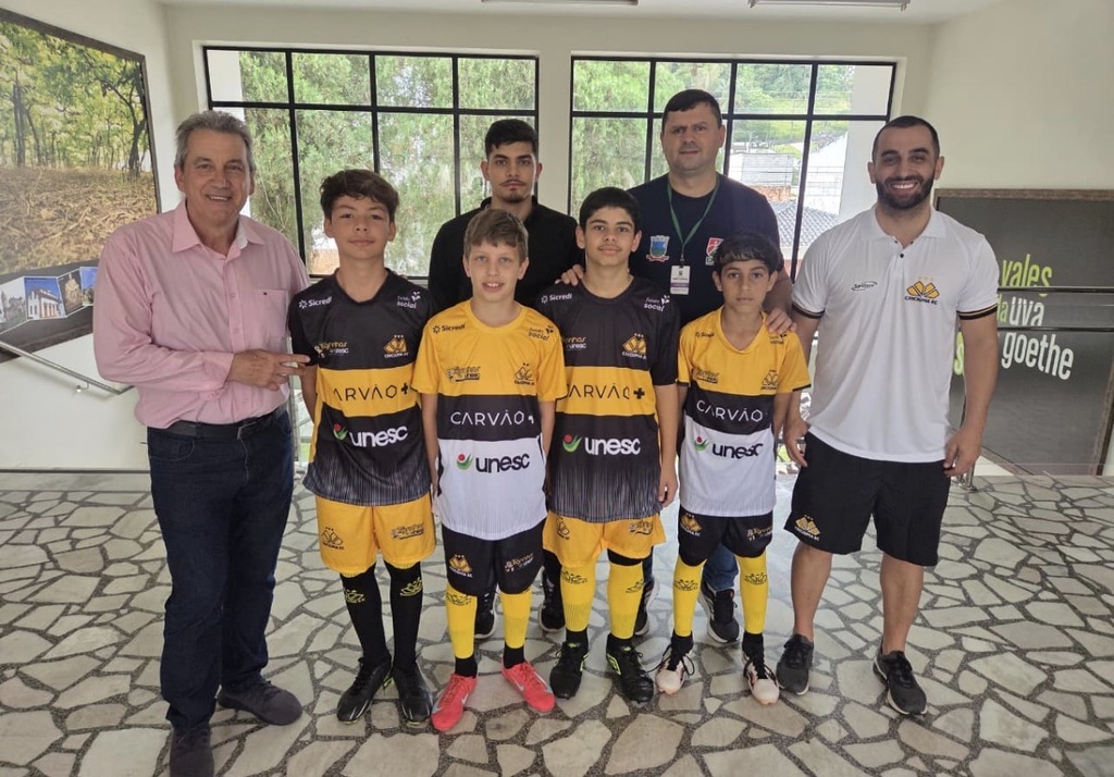 Atletas de Urussanga recebem novos uniformes do Projeto Tigrinhos