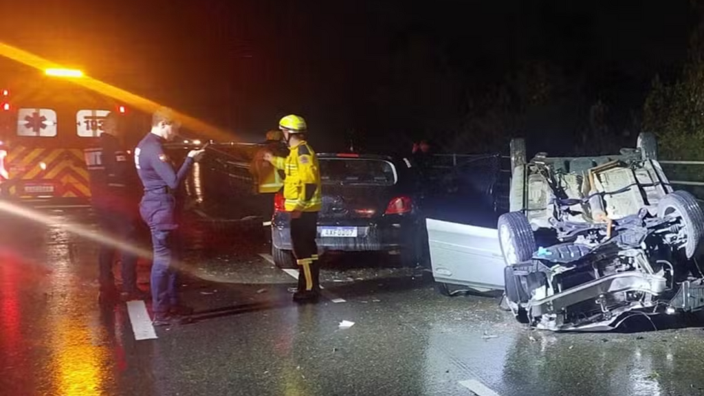 Tragédia em Blumenau: dois jovens de 18 anos morrem após colisão entre carros