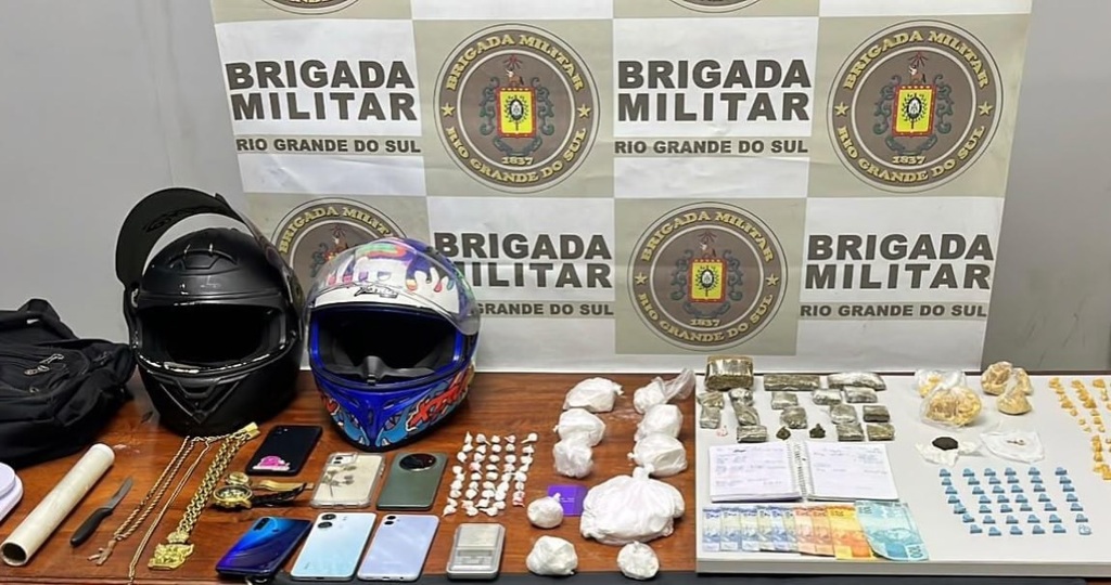 BM PRENDE TRÊS ADULTOS, APREENDE ADOLESCENTE, MAIS DE 1,5 KG DE DROGAS E RECUPERA MOTO FURTADA EM TORRES