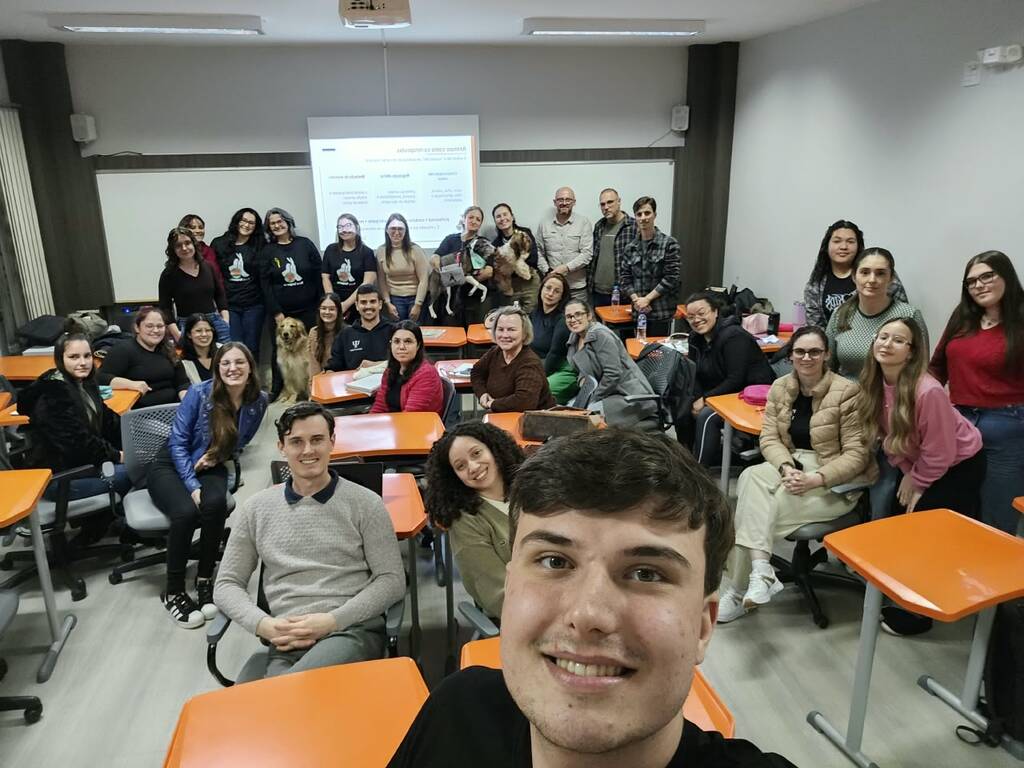 Curso de psicologia da UCEFF promove atividade sobre vínculo terapêutico com participação de cães