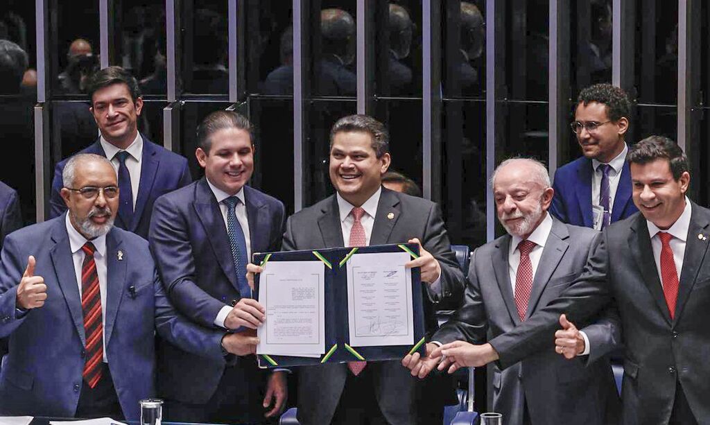 CONGRESSO PROMULGA EMENDA DO FIM DA 6X1; ESCALA 5X2 COMEÇA EM 60 DIAS