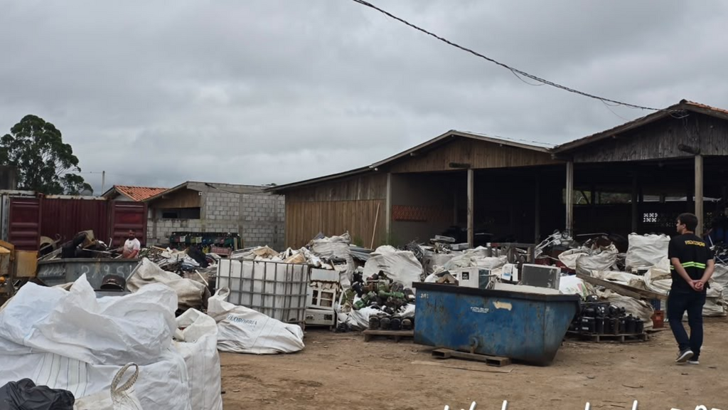 Operação em Imbituba coloca sucatas e recicladoras na mira da fiscalização por materiais de origem suspeita
