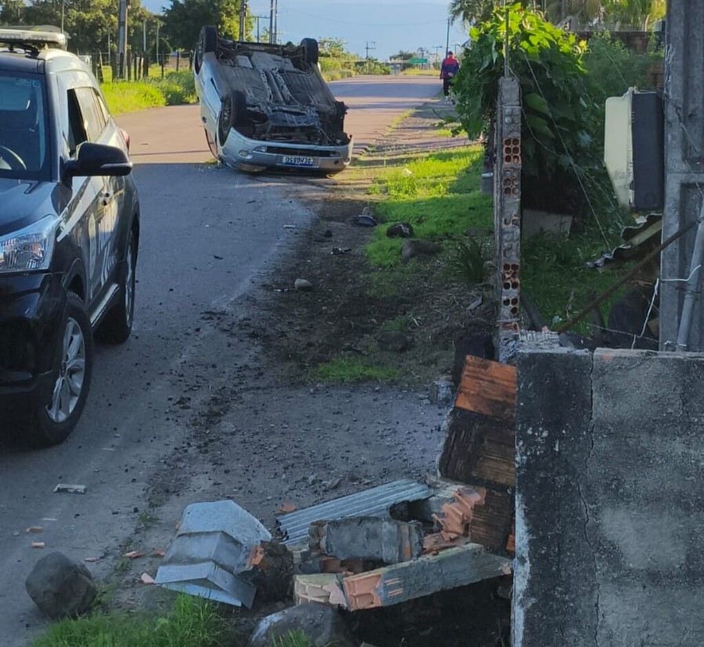 MOTORISTA PERDE O CONTROLE DE VEÍCULO E BATE CONTRA MURO EM SÃO JOÃO DO SUL