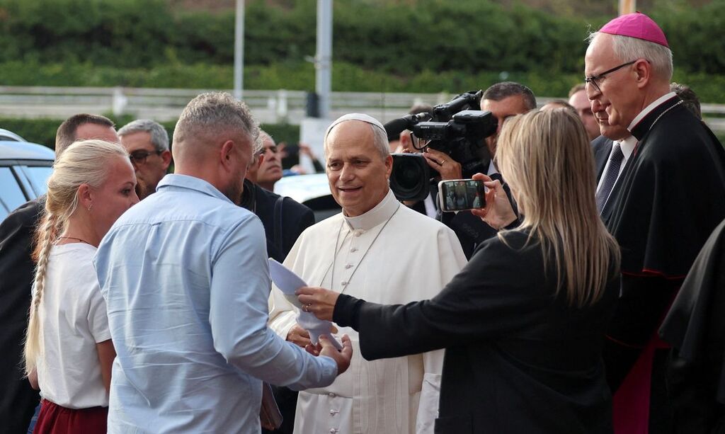 Papa Leão XIV retorna ao Vaticano quatro dias após cirurgia de câncer