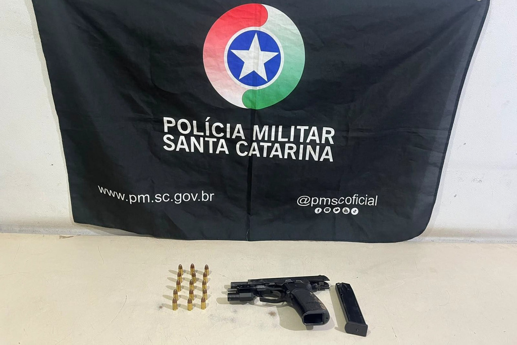 HOMEM É DETIDO PELA POLICIA MILITAR DE SÃO JOÃO DO SUL COM ARMA DE FOGO E MUNIÇÕES