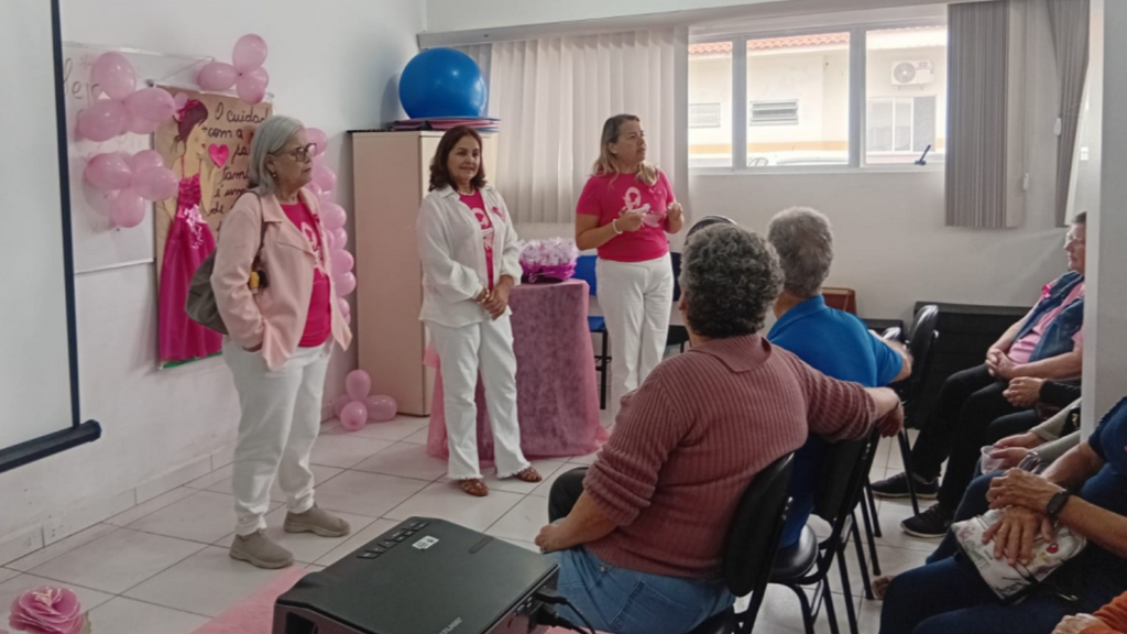 Outubro Rosa: mulheres recebem orientações sobre prevenção ao câncer de mama em Imbituba