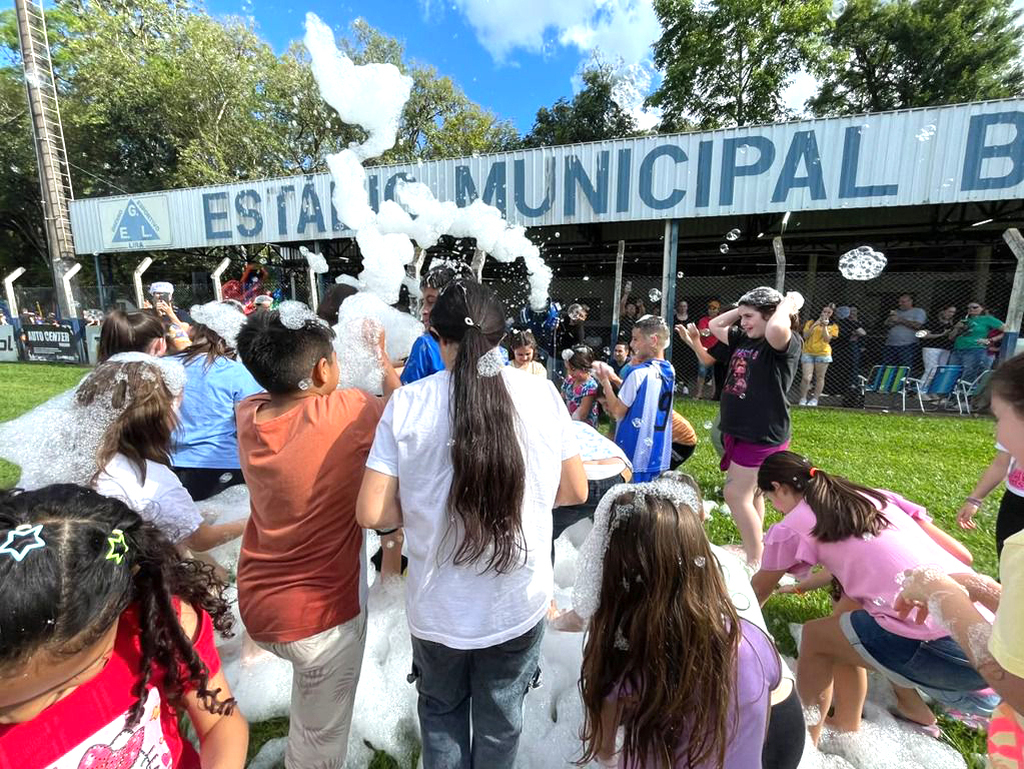 LACERDÓPOLIS PROMOVE TARDE DE DIVERSÃO EM COMEMORAÇÃO AO DIA DAS CRIANÇAS