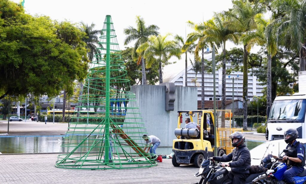 Decoração de Natal começa a ser montada nas praças de Joinville