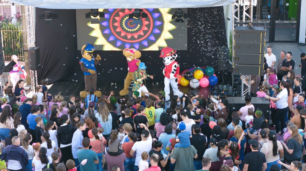 Festa das Crianças reúne centenas de pessoas na Praça do Lago