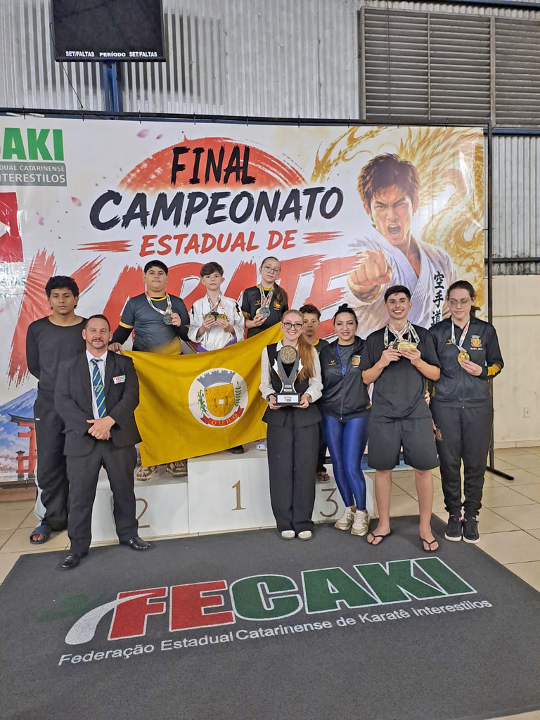 Karatê de Ouro é Campeão Estadual por Equipes em Coronel Freitas