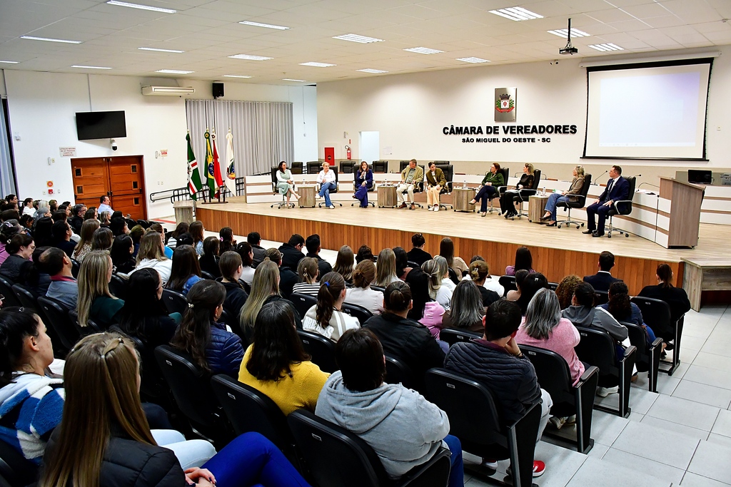 Câmara debate plano de carreira e cobra descompactação salarial do magistério