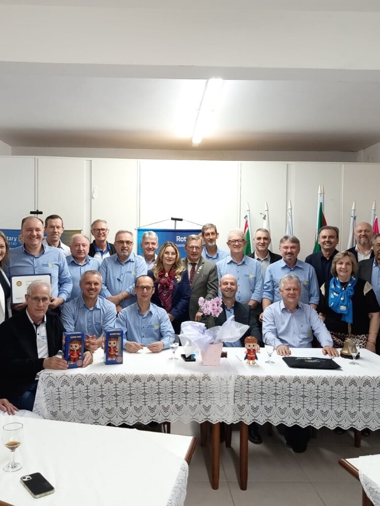 Rotary Club de Pinhalzinho recebe presidente do Distrito 4740 e homenageia companheiro
