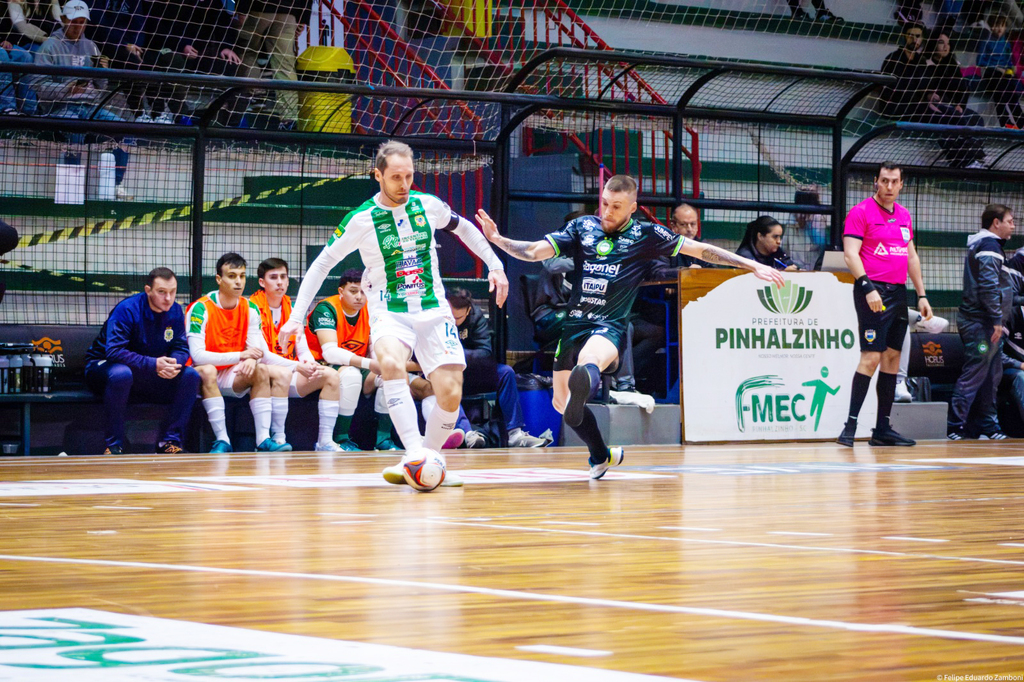 Pinhalense Futsal Zagonel vence jogo de ida do Clássico das Emoções e fica perto da semifinal da Série Prata