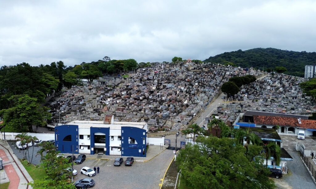 Joinville intensifica limpeza e manutenção de cemitérios para o Dia de Finados