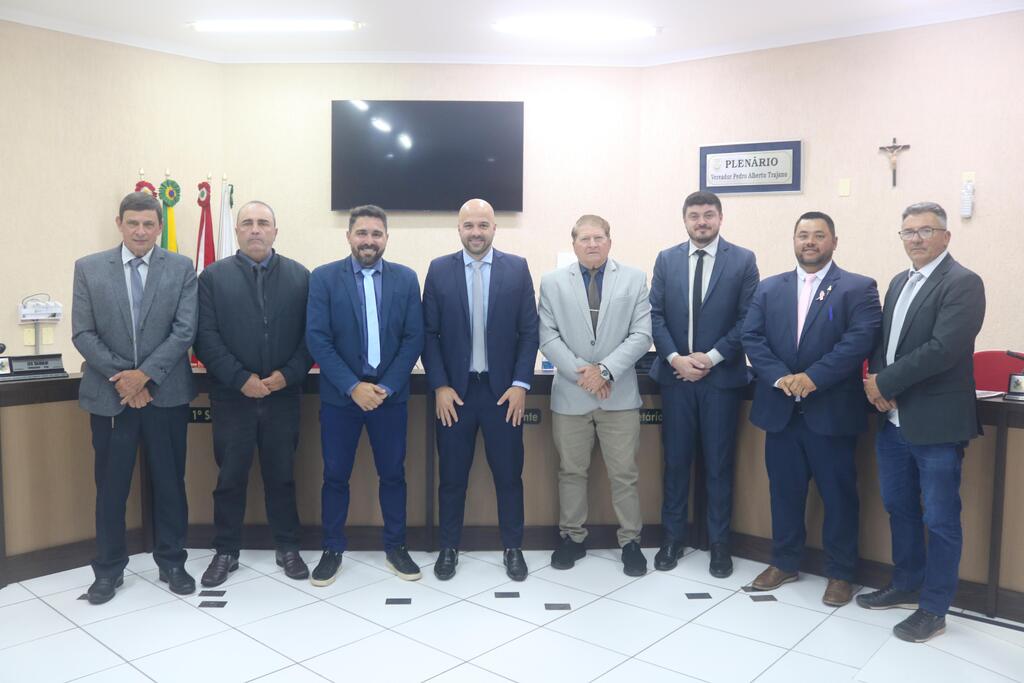 VEREADORES APRECIAM PROJETO DE LEI QUE  DENOMINA A PRAÇA DA IGREJA CATÓLICA DE BELA VISTA, EM SANTA ROSA DO SUL