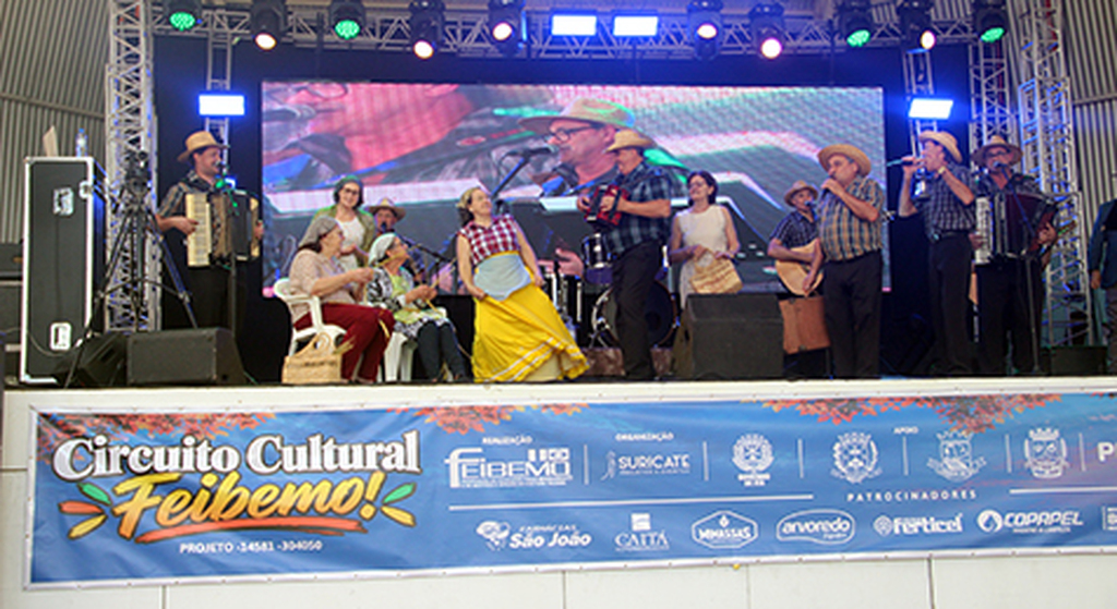 Evento cultural encanta itaenses