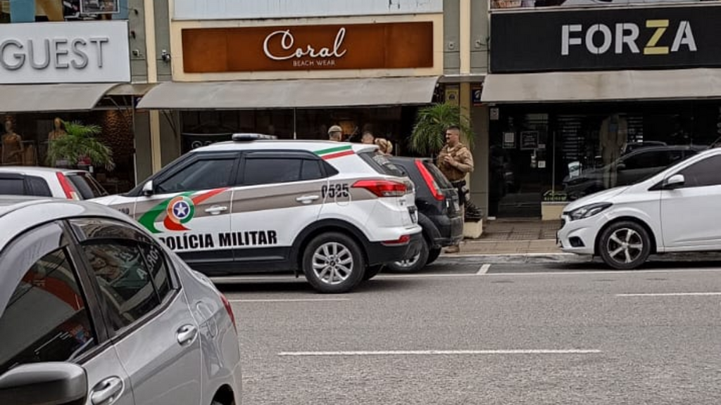 Mulher de casal que viralizou nas redes sociais é presa após desacatar policial em Garopaba