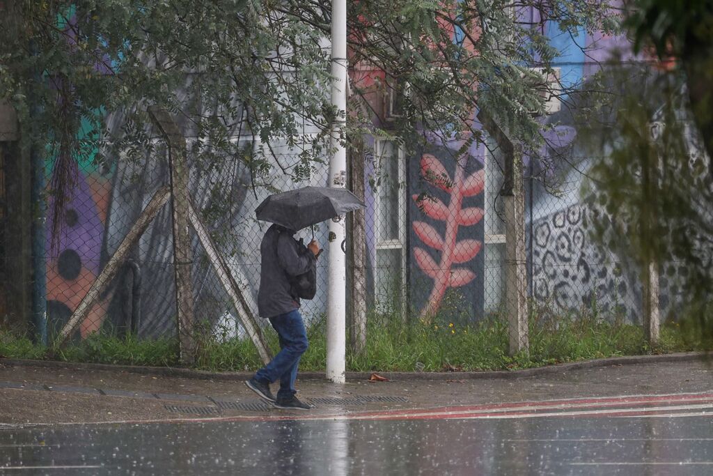 Fim de semana começa com chuva intensa e volumosa em Santa Catarina