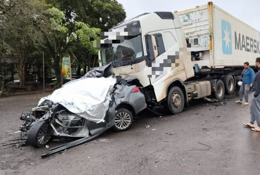 Motorista morre em colisão frontal entre carro e caminhão na BR-282, em Xanxerê