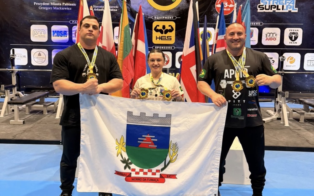 Trio fumacense conclui participação no Mundial de Powerlifting na Polônia com novas conquistas