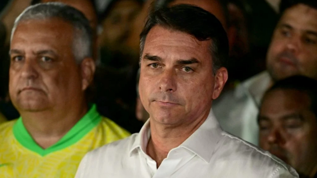 Derrota nas eleições presidenciais deixará Flávio Bolsonaro sem mandato após 24 anos na política