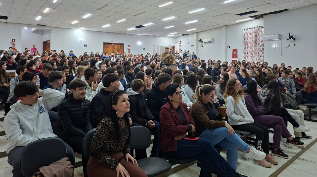 Promovida palestra educativa sobre autopropelidos, bullying e uso de vape