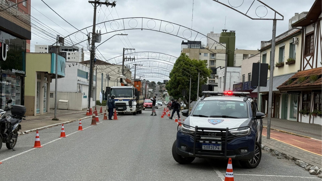 Trânsito na rua Francisco de Paula Pereira opera com mobilidade reduzida nesta terça-feira