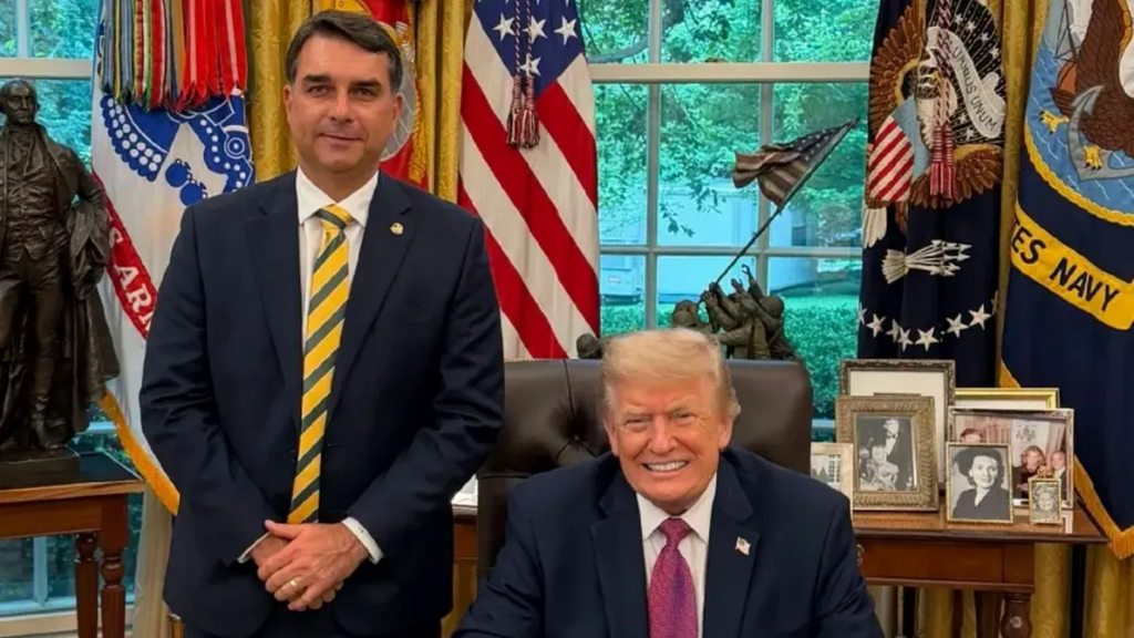 Após deixar o Brasil, Flávio Bolsonaro recebe apoio de Trump para possível entrada nos Estados Unidos