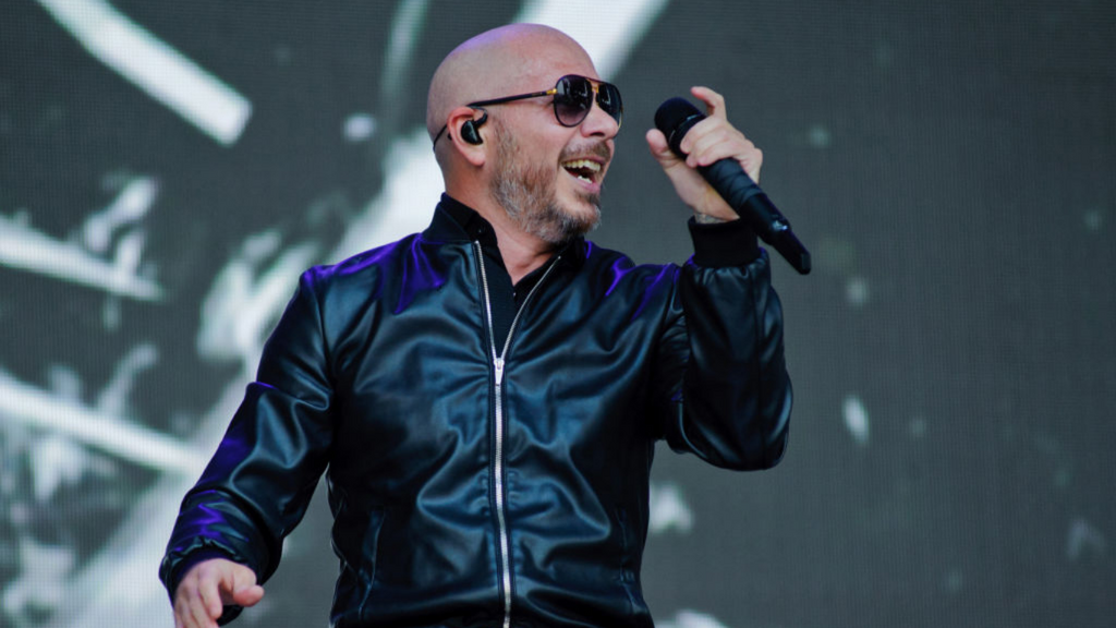 Pitbull anuncia show no Brasil em 2027 com Pedro Sampaio; ingressos chegam a R$ 890