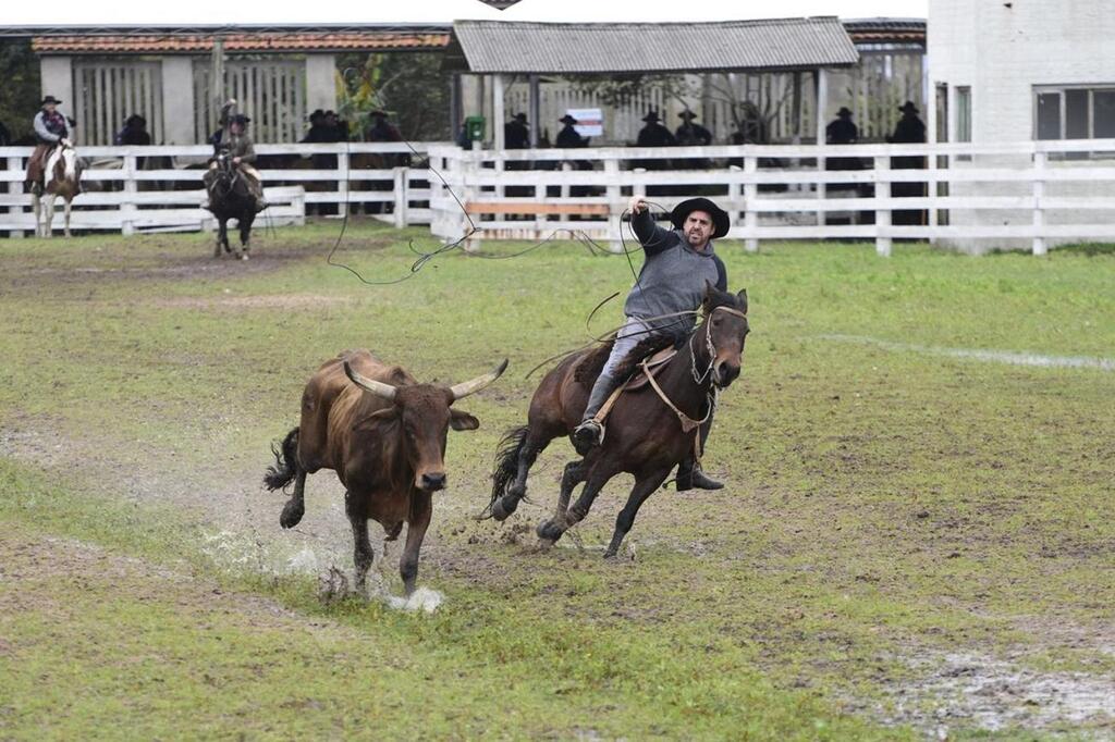 CTG VIZINHOS DO RIO GRANDE DE PASSO DE TORRES REALIZA NESTE FIM DE SEMANA O IX RODEIO CRIOULO NACIONAL