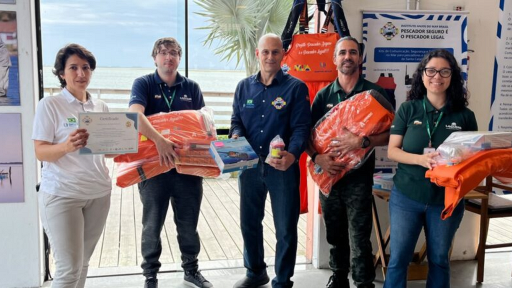 Pescadores artesanais de Laguna recebem equipamentos para reforçar segurança no mar