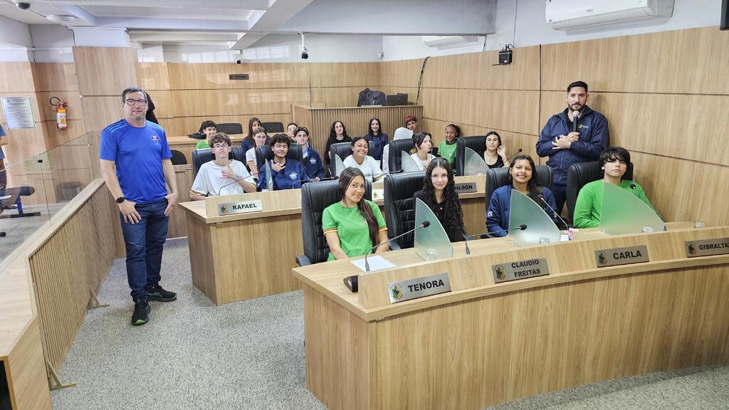 ALUNOS DO 9º ANO DA ESCOLA JOSÉ QUARTIERO  CONHECEM DE PERTO OS TRABALHOS DA CÂMARA DE TORRES