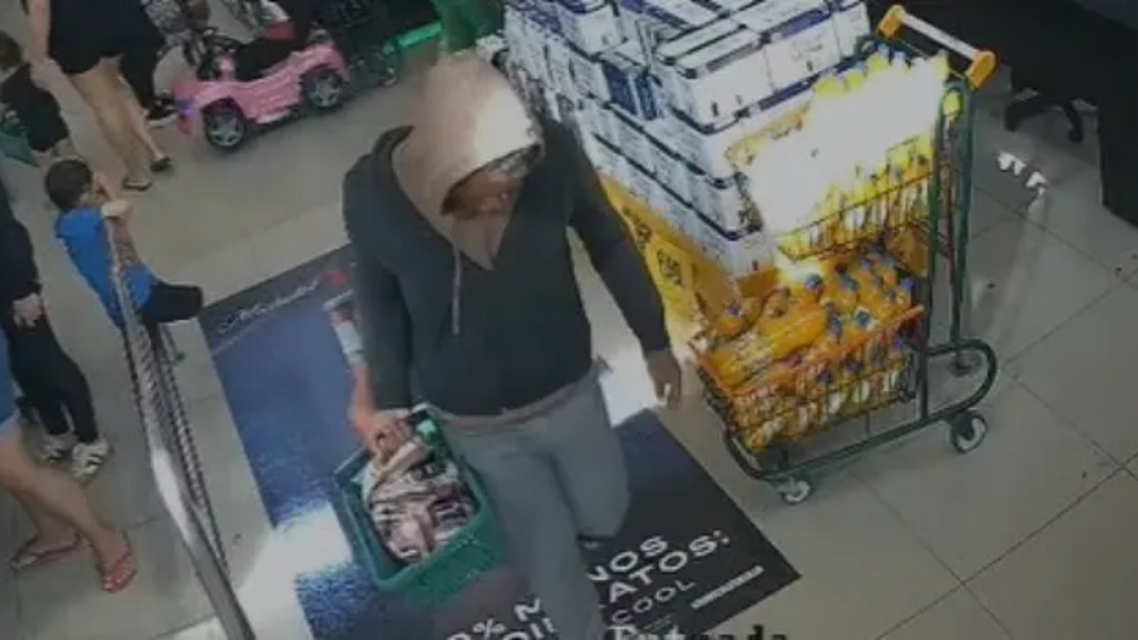Homem é filmado furtando peças de picanha em supermercado de Laguna