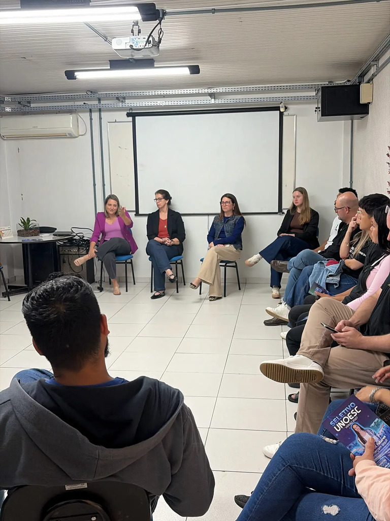 Roda de conversa em Pinhalzinho orienta imigrantes sobre ensino superior