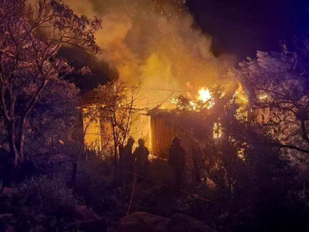 Corpo de Bombeiros Militar - Casa é consumida pelo fogo em Imaruí