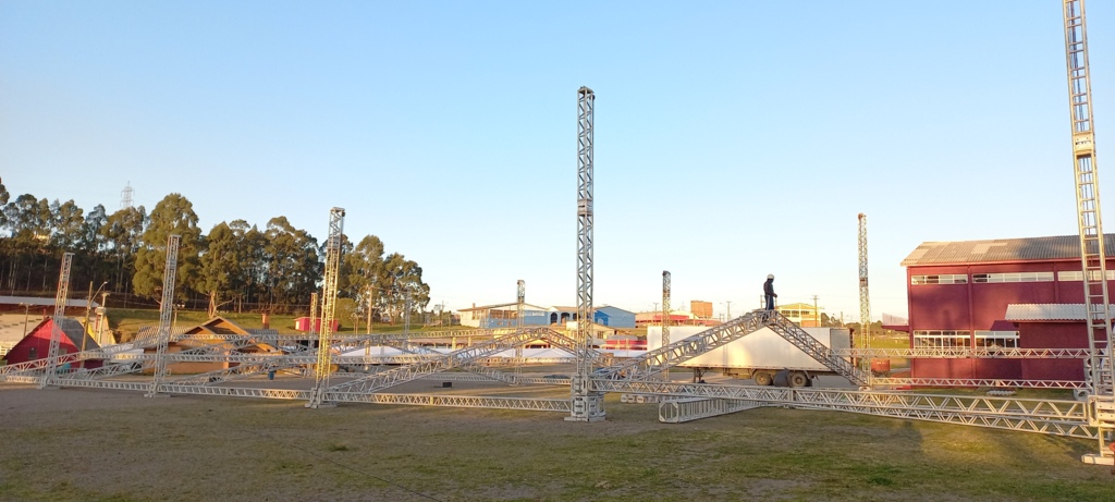 Arena Fuji começa ser montada para a 22ª Festa Nacional da Maçã