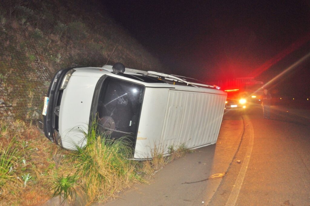 Van do Maranhão, com 17 passageiros, capota na SC-114