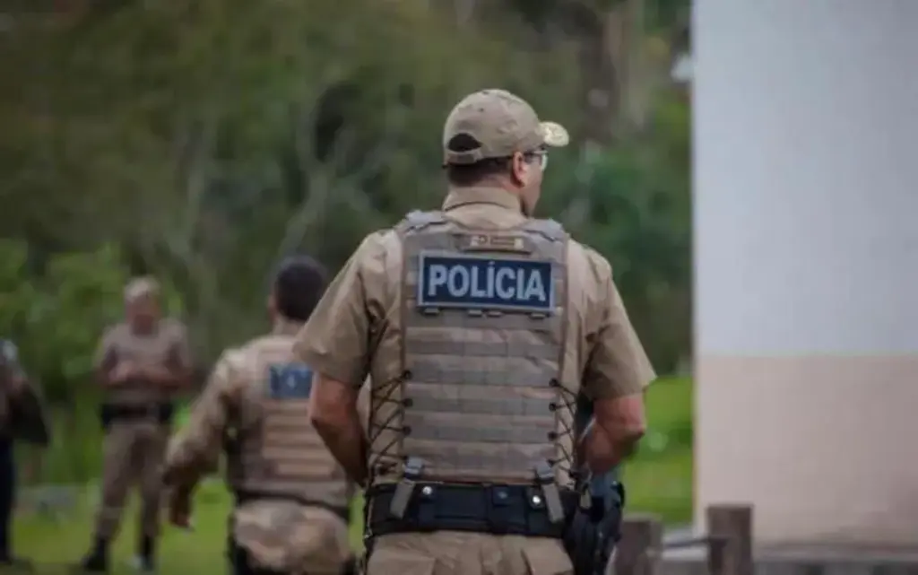 Confira o vídeo: Homem em surto psicótico ataca PMs com facão