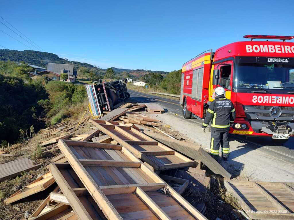 Caminhão sai da pista e capota na SC-110, em São Joaquim