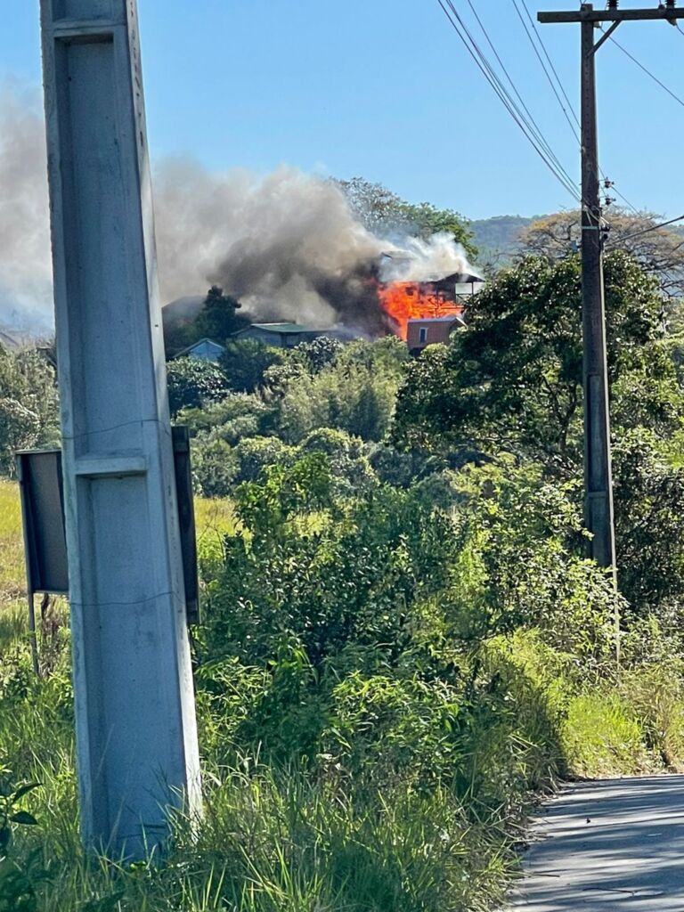 Confira o vídeo: incêndio atinge quatro edificações no Alto Arroio