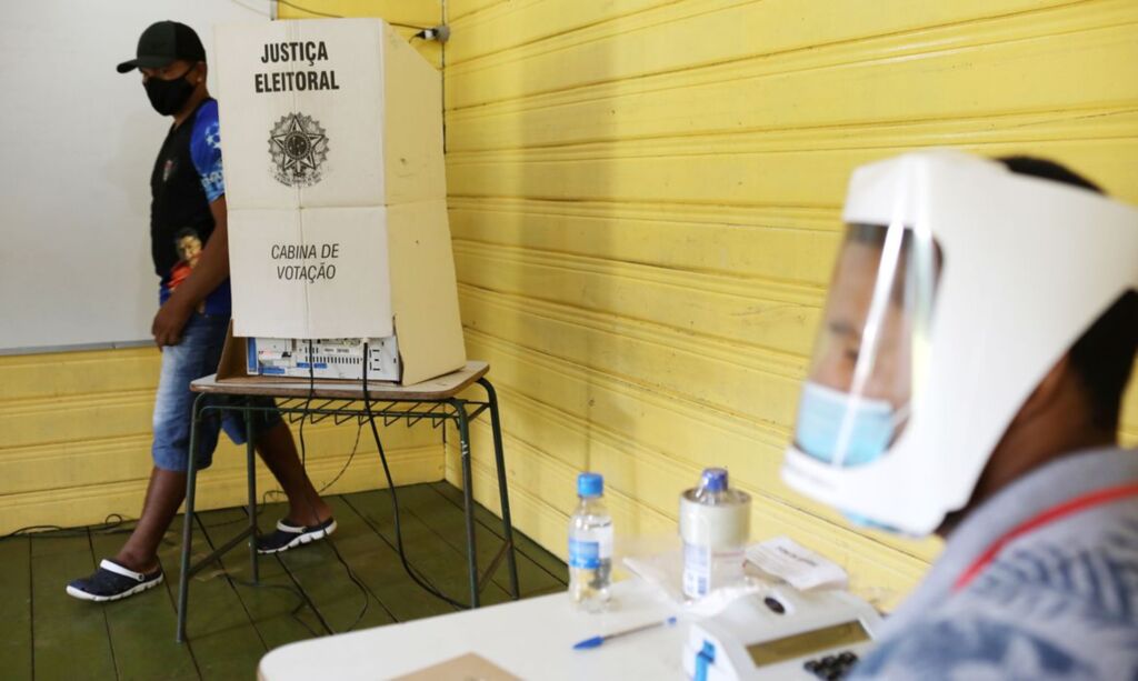  - TSE volta a proibir celular, mesmo desligado, na cabine de votação - © REUTERS / Bruno Kelly/Direitos reservados