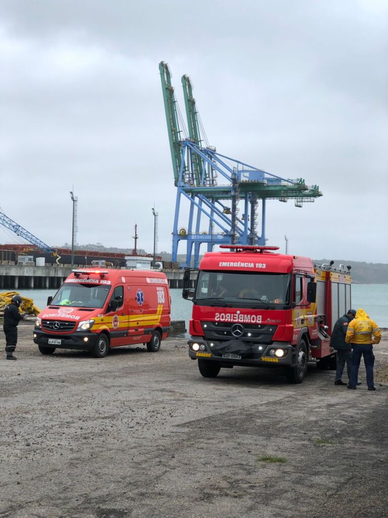 Foto Corpo de Bombeiros - Homem é resgatado de navio após sofrer um AVC no Porto de Imbituba