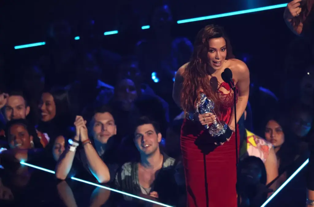  - Anitta ganha o VMA 2022 de melhor clipe de música latina na noite deste domingo (28). — Foto: REUTERS/Brendan McDermid