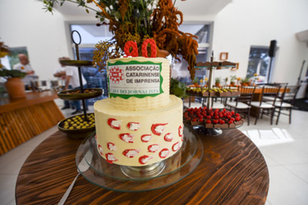Festa reúne 150 pessoas na Casa do Jornalista, para comemorar os 90 anos da Associação Catarinense de Imprensa