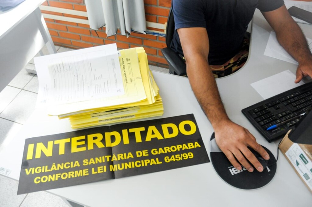 Vigilância Sanitária de Garopaba adverte empresas que não retiram alvará pronto