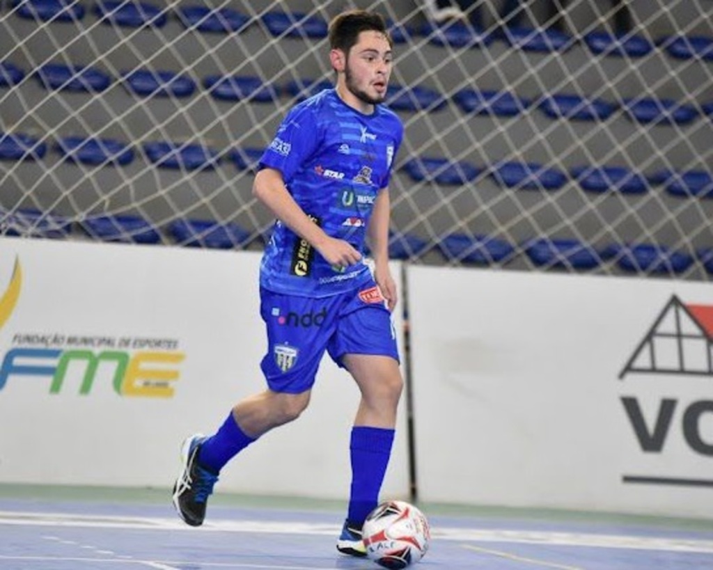 Felipe Vanin defende o Lages Futsal