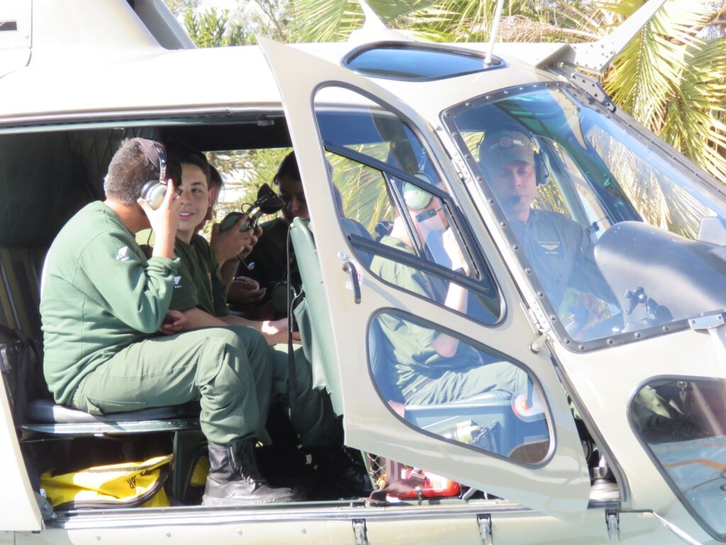 Protetores ambientais conhecem aeronave da Polícia Ambiental Militar